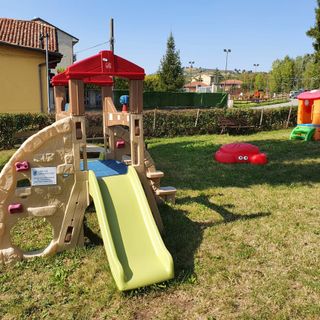 Libri in lingua inglese e giochi all'aperto per i piccoli della scuola di Costigliole