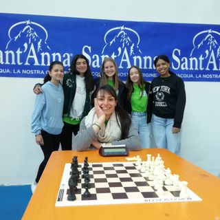 Da sx verso dx: Tamara Stroppiana, Lucia Cavallero, Gaia Marconi, Andreetta Veronica, Wenceslau Souza Sofia ed al centro l’insegnante Elena Magnone,