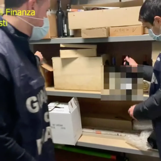 Vendeva vini pregiati contraffatti: sgominata banda che agiva nell'Astigiano dal 2016 (VIDEO)