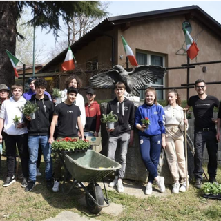 Studenti del Penna al lavoro per tenere in ordine il parco Rio Crosio, insieme agli Alpini