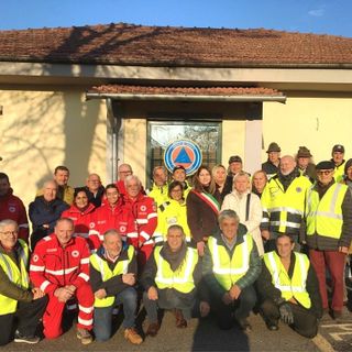 foto di gruppo davanti alla sede di Protezione Civile
