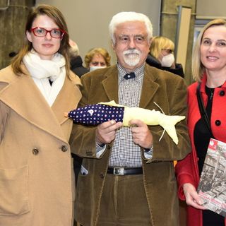 Sergio Miravalle, direttore di Astigiani, ritratto con Olga Semencha e Gaja Polovenko.