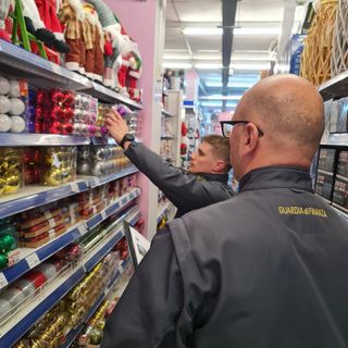 La Finanza astigiana ha sequestrato oltre 318.000 decorazioni e addobbi natalizi non a norma (VIDEO)