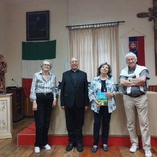 L'autrice e i relatori con il rettore del santuario