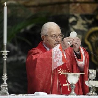 Monsignor Sodano ritratto durante una celebrazione religiosa (foto ANSA)