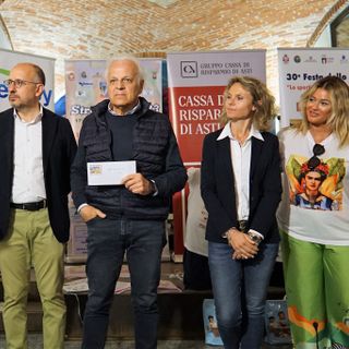 Un'immagine della consegna dei fondi all'associazione &quot;One More Life&quot;