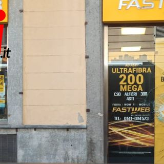 Tre immagini (le restanti due a fine articolo) della spaccata a danno del negozio Fastweb