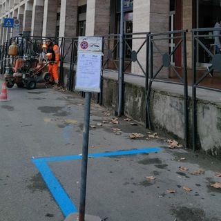 Operai impegnati nel tracciamento degli stalli blu