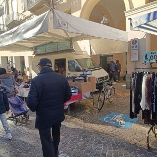Stalli di parcheggio per disabili occupati dai banchi del mercato, una delle problematiche segnalate dal consigliere Cerruti