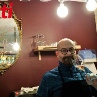 Stefano Allovio ritratto, da Mefephoto-Efrem Zanchettin, nella sua enoteca al Mercato Coperto di Asti
