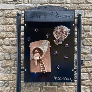 Una delle installazioni artistiche della Sternia canellese, percorso interamente dedicato agli innamorati