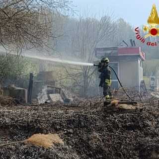 Vigili del fuoco impegnati per un ennesimo incendio di sterpaglie
