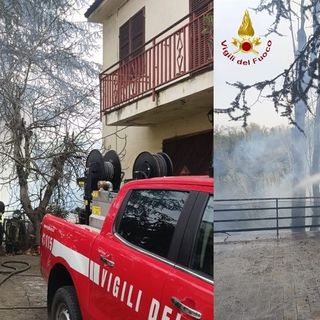 Ancora un incendio sterpaglie nel pomeriggio. Le fiamme lambiscono un'abitazione