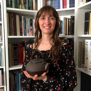 Francesca Busa con una teiera giapponese in ghisa