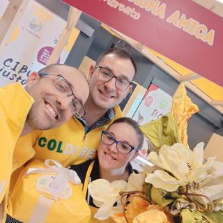 Addetti del Mercato Contadino con le proposte take away per Pasqua e Pasquetta