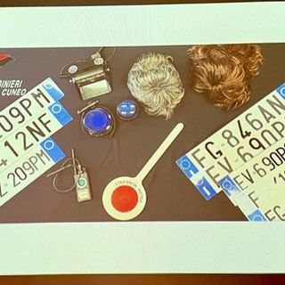 Una parte delle targhe rinvenute nel corso dell'operazione