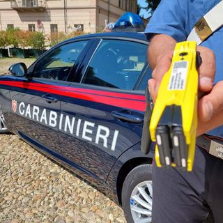 Minacciava mamma e sorella con un coltello, fermato ricorrendo all'uso del taser Minacciava mamma e sorella con un coltello, fermato ricorrendo all'uso del taser