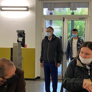 Il presidente Sacco mentre si sottopone alla rilevazione del termoscanner