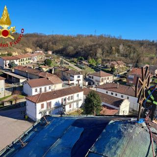 Intervento dei vigili del fuoco, a 25 metri da terra, per bonificare il tetto di un campanile