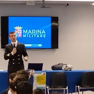 Todaro ritratto nel corso dell'incontro con gli studenti dell'Artom