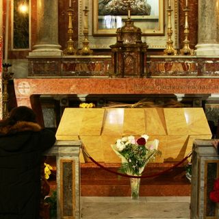 La tomba di don Pino Puglisi, nella cattedrale di Palermo (foto tratta da Wikipedia)