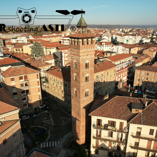 Una suggestiva immagine del centro di Asti, con la Torre Troyana ad ergersi maestosa a riprova dell'Orgoglio Astigiano (ph. Air Shooting Asti, tutti i diritti riservati)