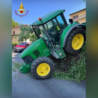 Maranzana: trattore parcheggiato in un cortile finisce con il muso su una strada pubblica due metri più sotto