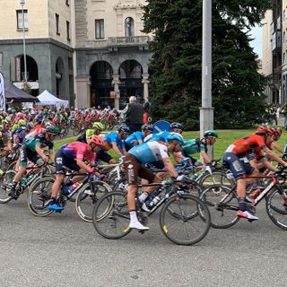 Un passaggio in centro Varese della Tre Valli Varesine, la corsa che ogni anno mostra a tutto il mondo gli splendidi paesaggi prealpini: strade da scoprire per tutti gli amanti delle due ruote