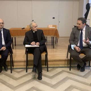 Paolo Porrino (a sinistra) don Antonio Mastrantuono e Simone Solaro durante l’incontro ad Asti.