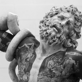 Una delle scuture di Fabio Viale, fotografata da Enzo Isaia