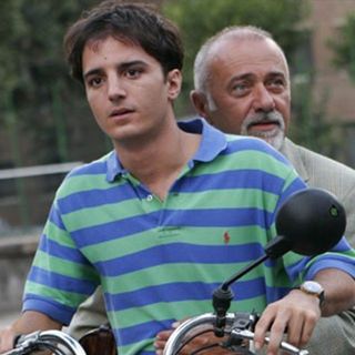 Un giovanissimo Nicolas Vaporidis e il compianto Giorgio Faletti in una scena tratta da &quot;Notte prima degli esami&quot;, regia di Fausto Brizzi