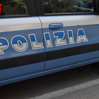 Minaccia i passanti con il bastone in corso Savona: all'arrivo della polizia fugge scagliando a terra una bottiglia