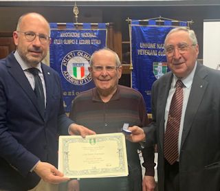 Il sindaco di Asti Maurizio Rasero consegna l’attestato di benemerenza a Luciano Cerrato (a centro) con Luca Campagna