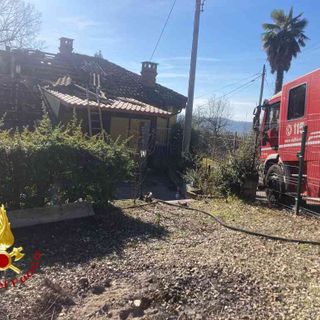 Incendio tetto in una villetta di località Mombarone