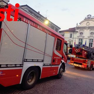 Curiosità per la presenza di mezzi dei vigili del fuoco in piazza San Secondo
