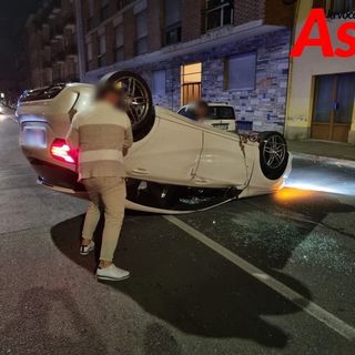 Auto ribaltata, nel cuore della notte, in corso Casale