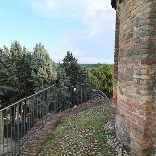 A Cinaglio continua a far discutere l'antenna &quot;della discordia&quot;, vicino alla chiesa di San Felice, gioiello romanico