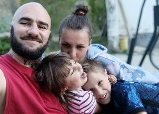 Giulia con il marito Sasha ed il figli Solomon e Kaja durante momenti di felice normalità, spezzati dalla guerra