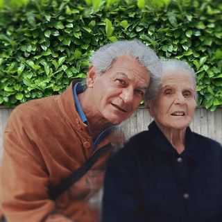 Il consigliere Walter Rizzo ritratto con la madre (foto dal suo profilo Facebook)