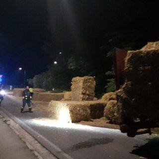 Rimorchio agricolo perde rotoballe. Intervengono i Vigili del Fuoco (FOTO)