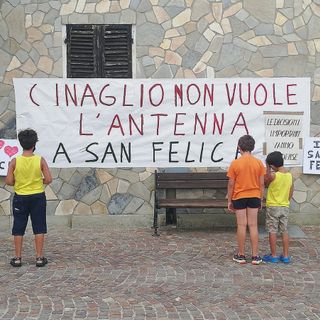 Cinaglio è scesa in piazza contro l’antenna Wind al Colle di San Felice