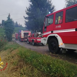 Santo Stefano Belbo: prende fuoco un deposito attrezzi. Intervengono i Vigili del Fuoco di Asti e Canelli