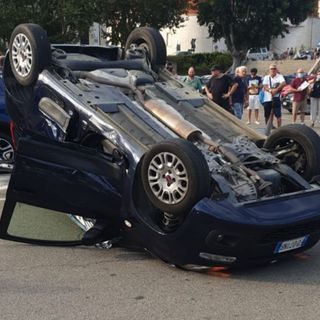 Asti: tamponamento da brivido in piazza del Palio. Auto cappottata e un ferito