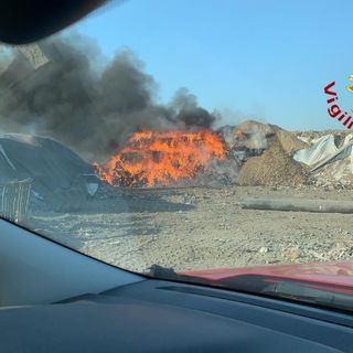 Cerro Tanaro: incendio rifiuti alla discarica Gaia. Pronto intervento dei Vigili del Fuoco