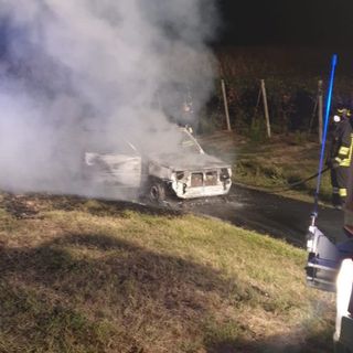Castagnole Monferrato: prende fuoco auto in campagna. Questa mattina a fuoco anche un furgone ad Asti (FOTO)