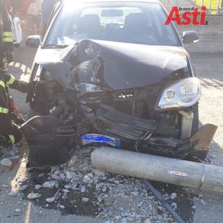 Castell'Alfero: scontro tra due auto. Urtato anche un palo dell'Enel (FOTO)