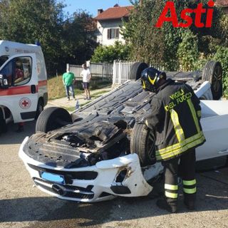 San Damiano, auto si ribalta in regione San Grato [PHOTOGALLERY]