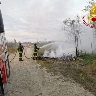 Incendio rifiuti vicino alla tangenziale. Intervento dei Vigili del Fuoco