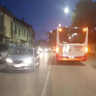 Lunghe code in corso Alba in seguito a un incidente tra due veicoli