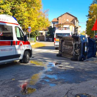 Asti, incidente tra un'ambulanza e un'auto al semaforo di corso Galileo Ferraris